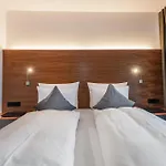 Отель Alpenparks & Taxacher 5*