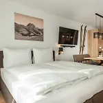 Отель Alpenparks & Taxacher 5*
