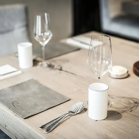 酒店 Alpenparks & Taxacher 5*